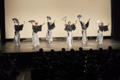 扇子を広げ「天の岩戸」が開いた場面を演じる舞踏家たち